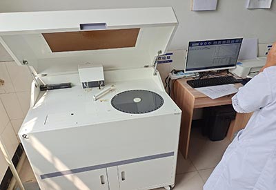 全自动微量元素分析仪 分析人体微量元素的全自动微量元素分析仪在河北临城先中心卫生院安装