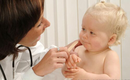 现在检测主要通过血液和毛发检测，不会伤害宝宝